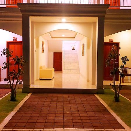 Puri Lovina Hotel Exterior photo