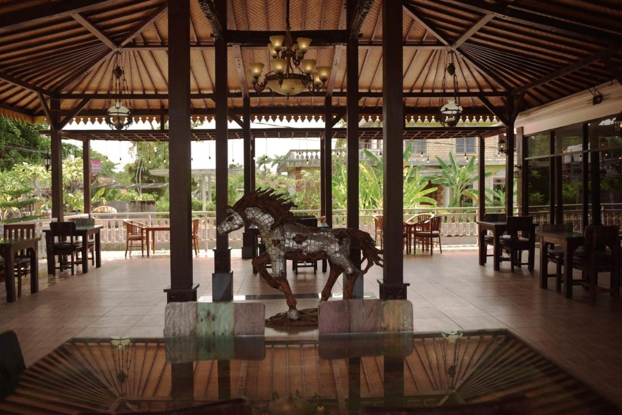 Puri Lovina Hotel Exterior photo