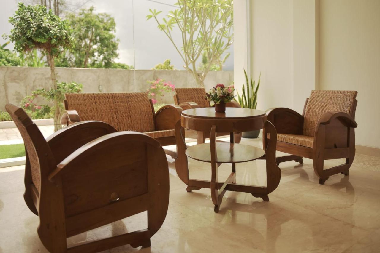 Puri Lovina Hotel Exterior photo