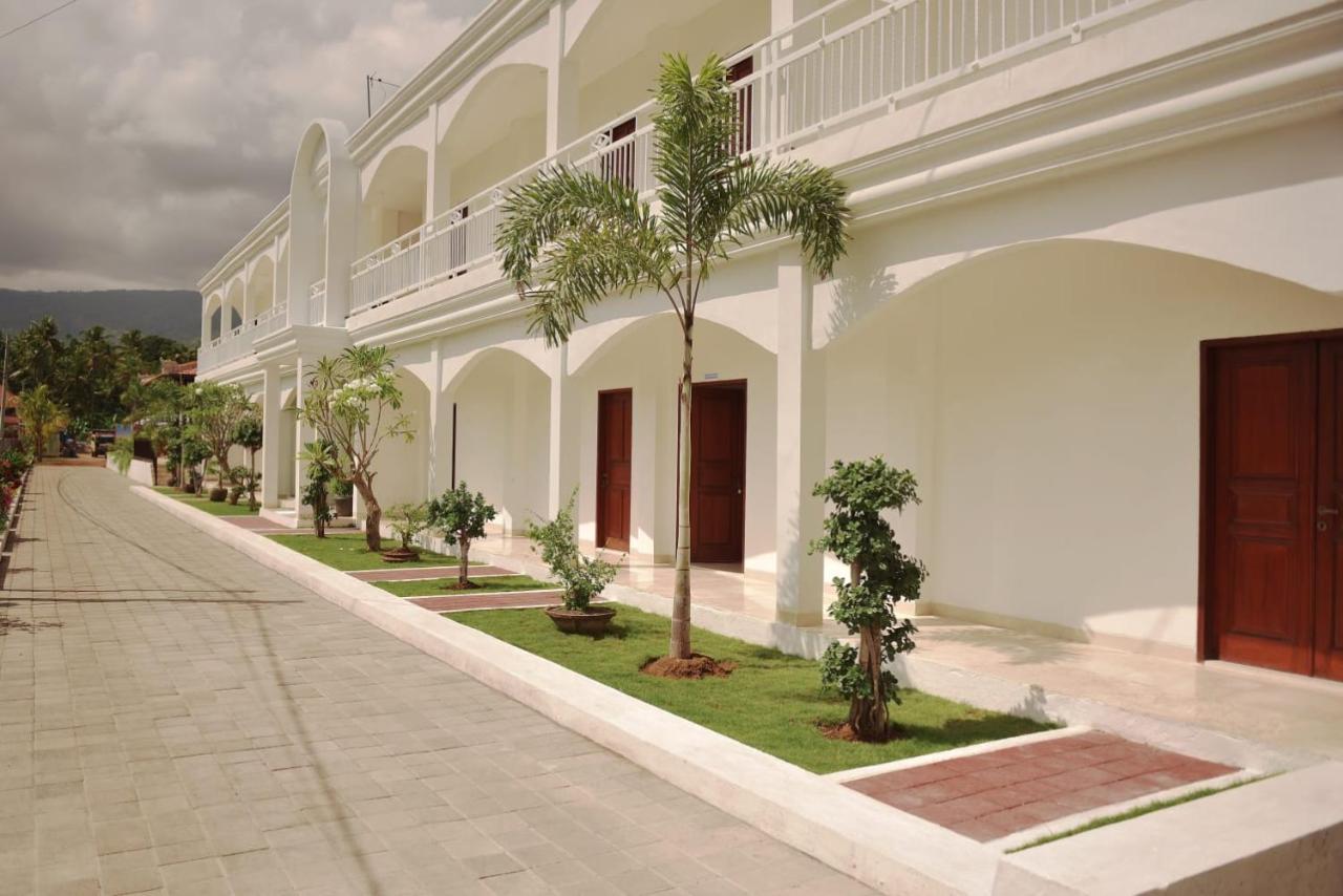 Puri Lovina Hotel Exterior photo