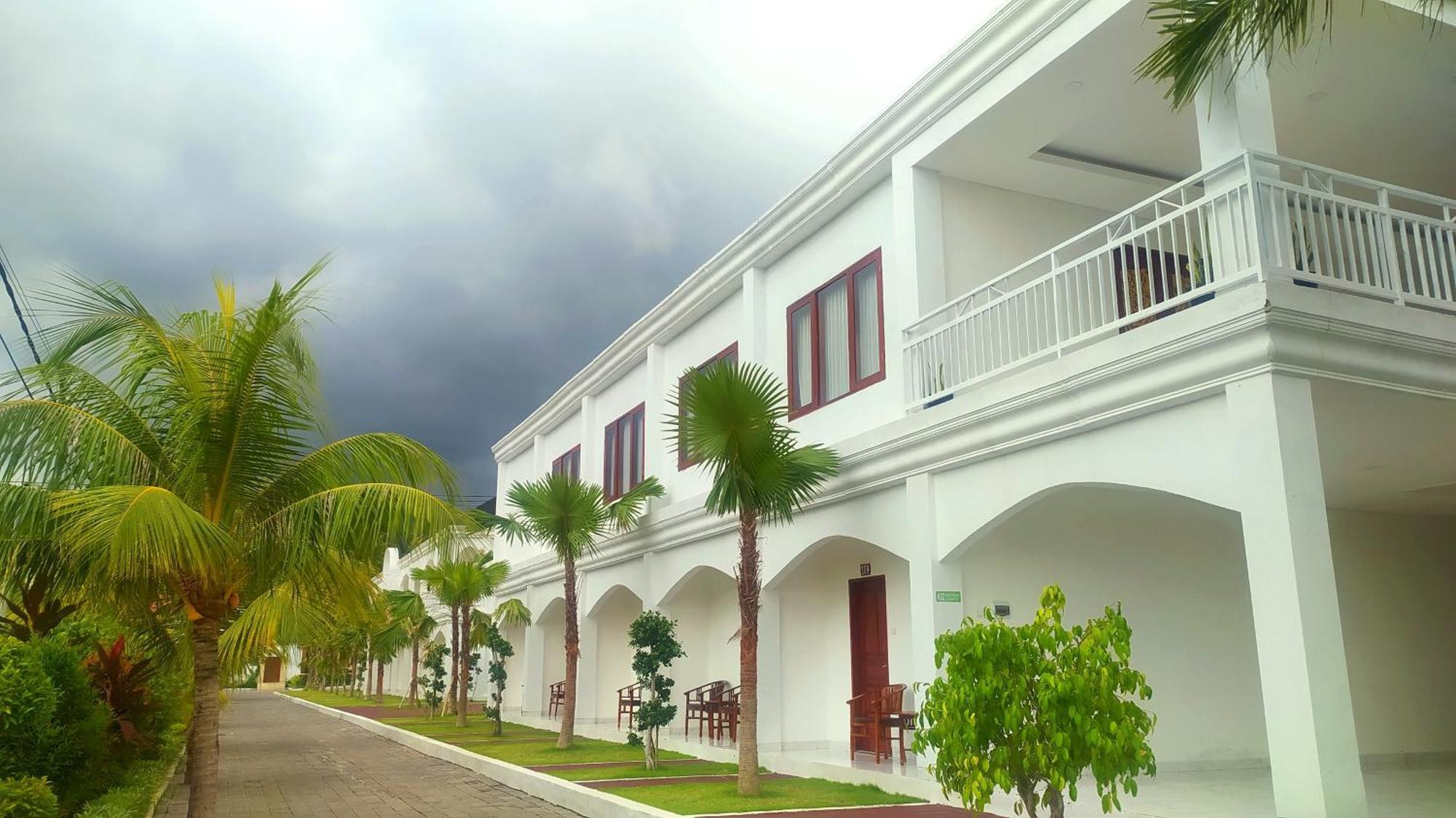 Puri Lovina Hotel Exterior photo