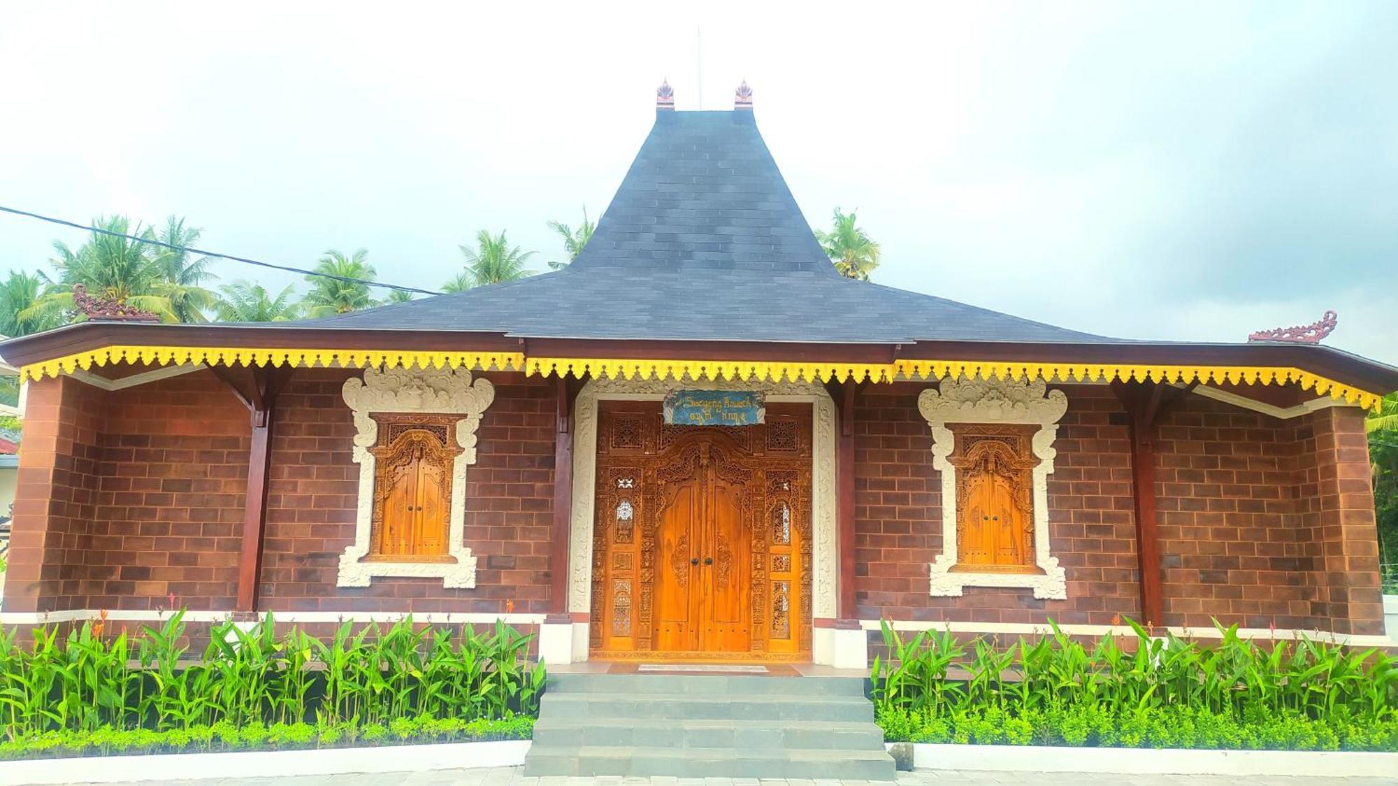 Puri Lovina Hotel Exterior photo