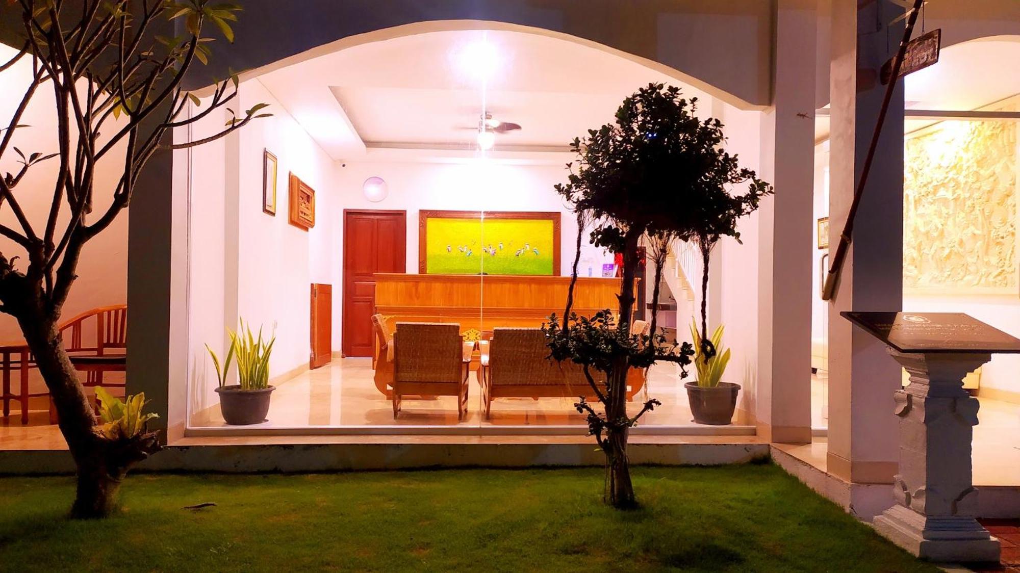 Puri Lovina Hotel Exterior photo