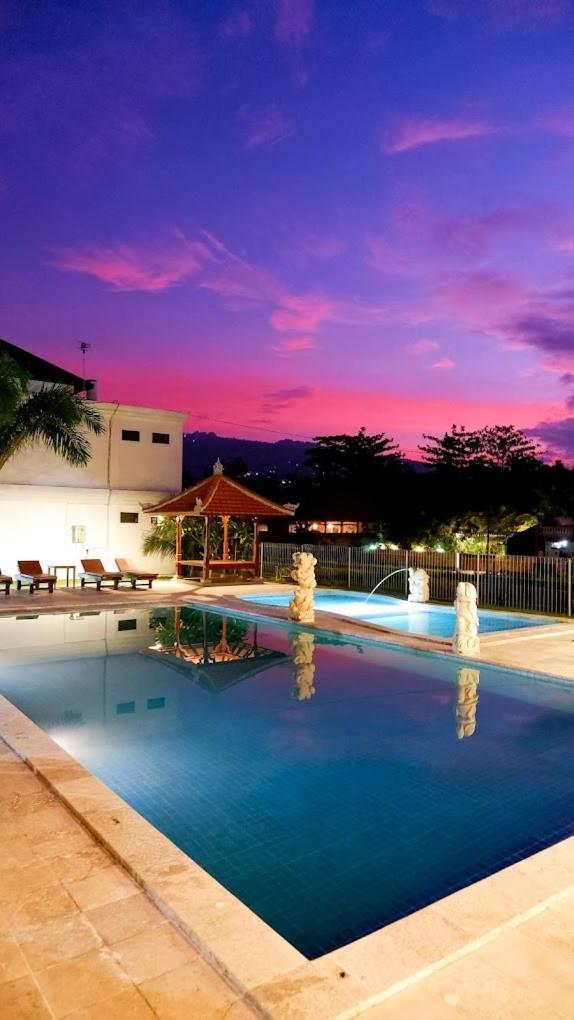 Puri Lovina Hotel Exterior photo