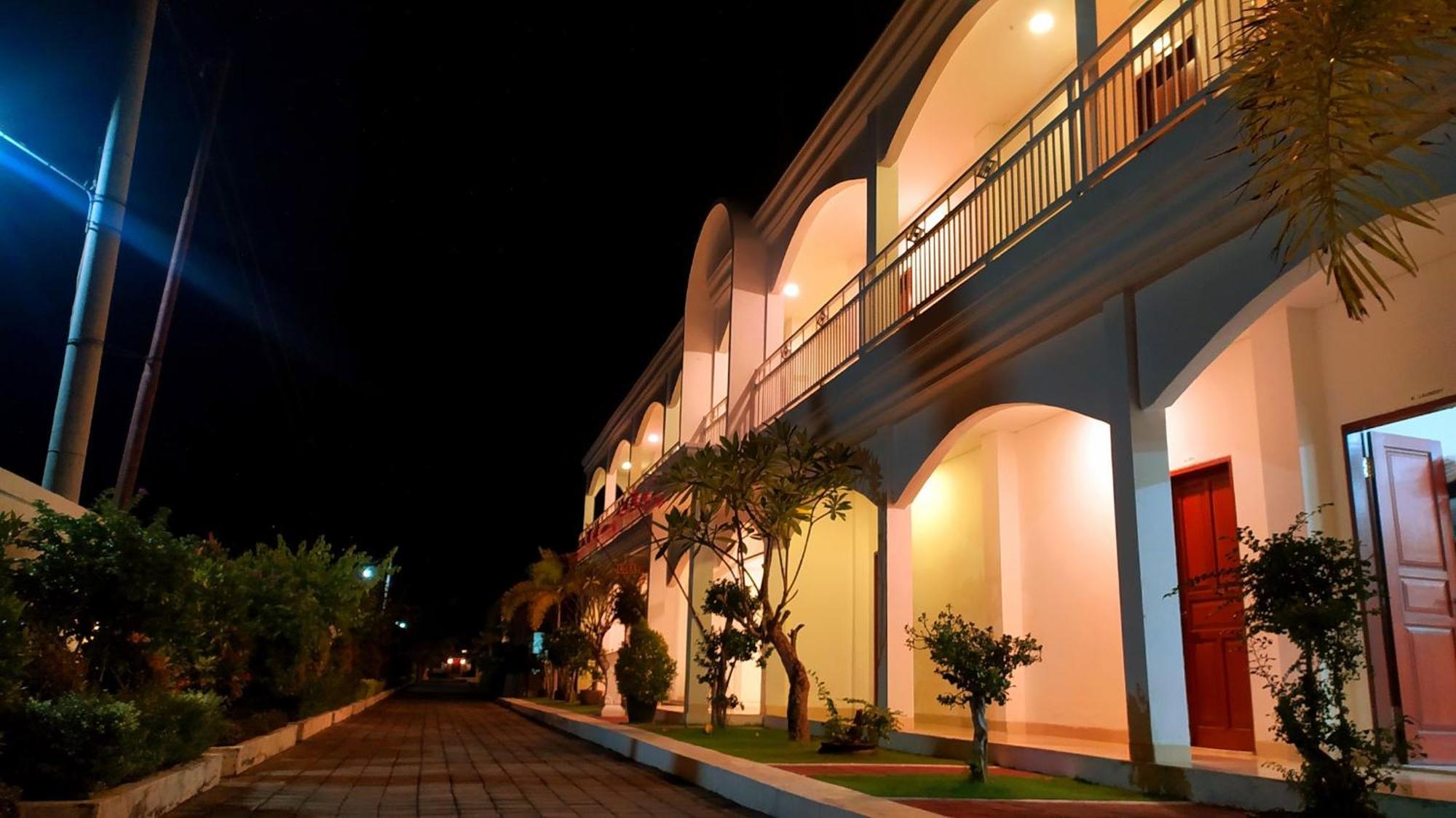 Puri Lovina Hotel Exterior photo